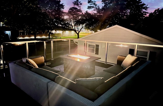 1 min -> Lambeau & Resch 🏈 Rooftop Patio w/Fire Table 🔥 Entertainment Garage 🎉