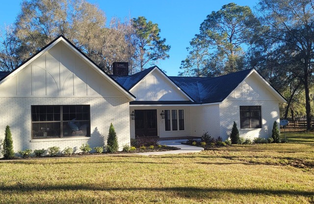 1 minute to WEC Ocala! Beautiful remodeled home