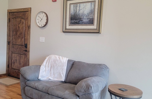 1 Room Studio Apartment-walking distance to coffee shop, restaurants, bars, etc!
