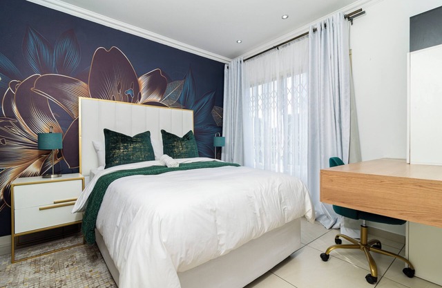 1. St Tropez Sandton Luxury Suites - 1 Bedroom Apartment with wifi