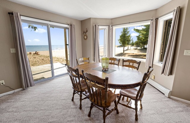 #1 Thomas' Parkside Cottages, 4BR Lake Huron Beachfront w/Balcony views