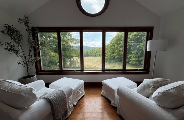 10 Acre Country Estate with Pool, Hot Tub & Views!