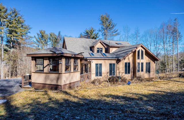 10-acre home with deck, BBQ, bar, pool table, fireplace, & loft