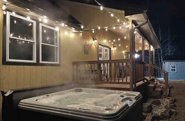 10 beds, 30 min to Raystown - Secluded with Hot tub