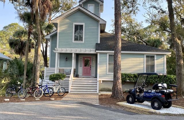 10% discount for 7+ nights. Waterfront home across from pool. Newly renovated!