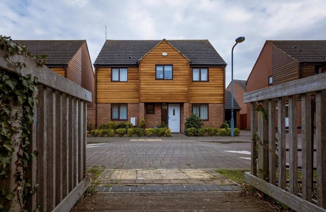 10 Guests - 5 Bedrooms - Free Parking - Lux House