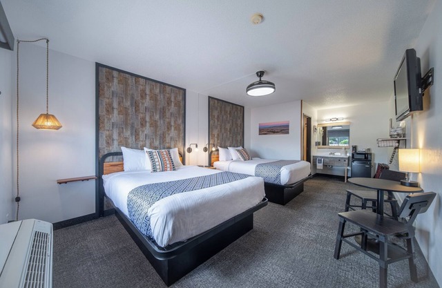 10-Hansen Inn & Cabins, Room, Double Queen, 2nd Floor, Dog Friendly, No Smoking