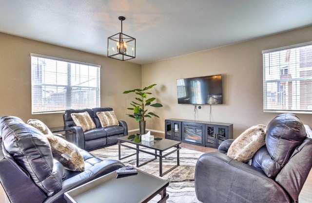 10 Mi to DIA Spacious Aurora House with Yard!