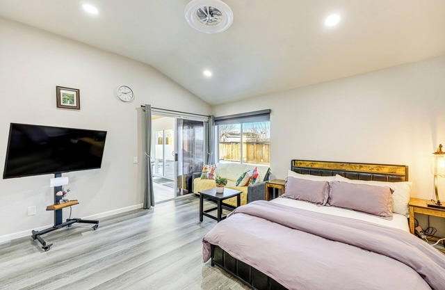 10 Mi to Mojave Narrows: Victorville Studio