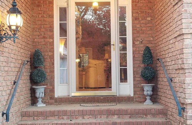 10 miles from downtown yet at the lake!