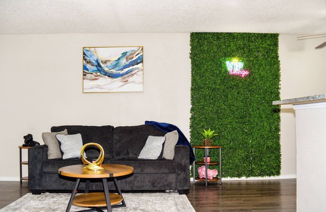 10 Mins Away Cowboy/Ranger Stadium 1b/1b