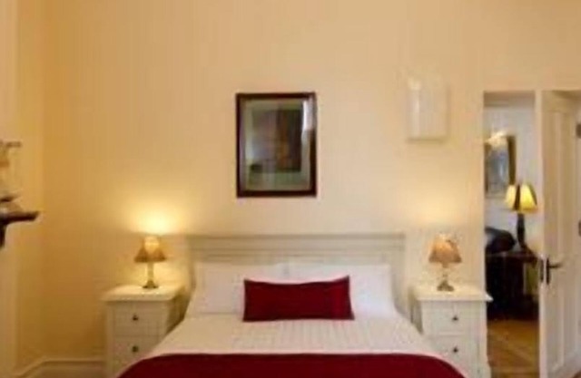 10 minute walk to Dublin Zoo and Phoenix Park