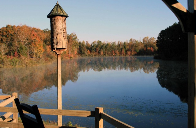 10 minutes from VIR. Great bass fishing! Rustic cottage on large private pond.