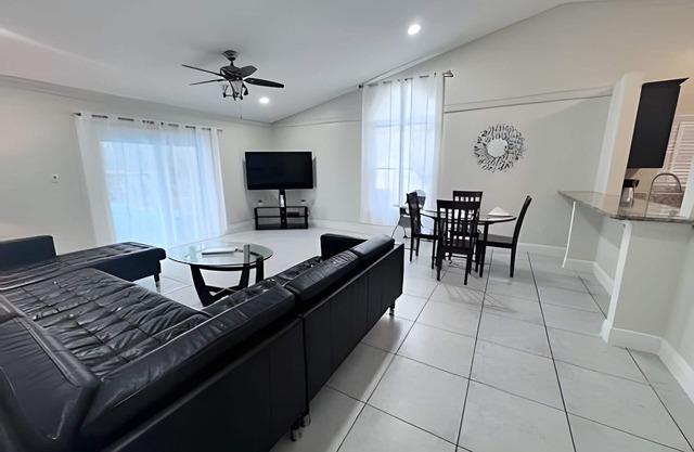 10 Minutes to Disney! Pool Hom, Large Backyard