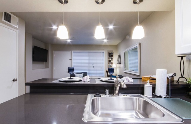 10% Off Orange, CA Monthly Modern 1BD ~ Walk to Peters Canyon + Starbucks!