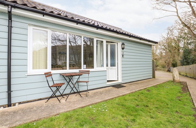 10 THE DELL, pet friendly, character holiday cottage in Mundesley