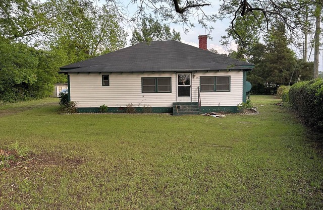 100 year old 3 br 2 bath house in center of downtown Lamar overlooks Main Street