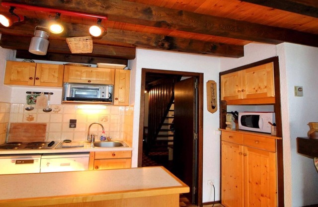 100m from ski slopes, 2nd floor, balcony, fireplace or stove, tv, ski locker, 55m²