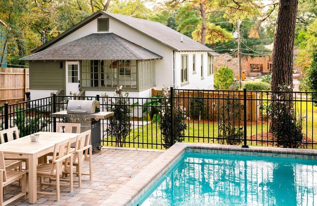 102 the Church St Collection with Pool