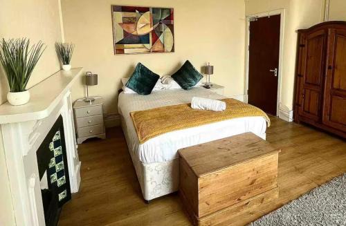 106 Brynmill - Room 1 - Sea views