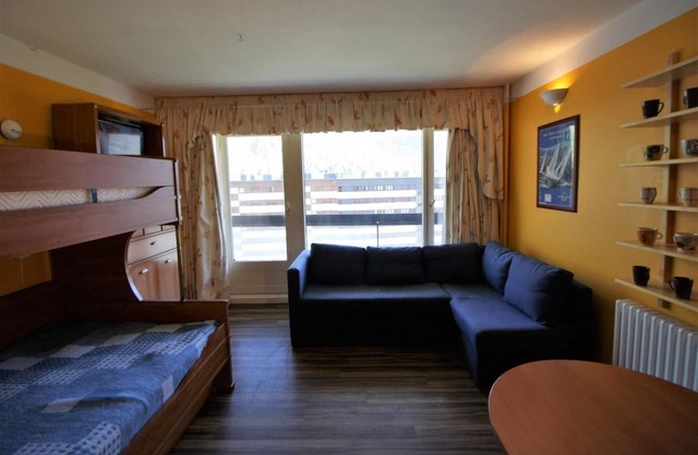 10m from ski slopes, 2nd floor, balcony, tv, ski locker, 28m², Tignes