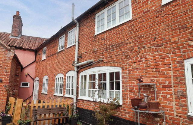 11 BALLYGATE, pet friendly, character holiday cottage in Beccles