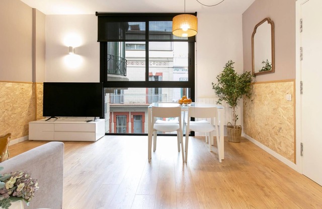11 Bright, cozy Apt. with balcony in Gracia