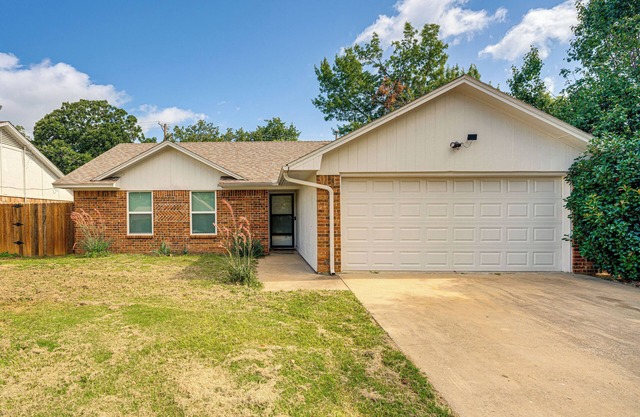 11 Mi to Lewisville Lake: Family Home in Denton