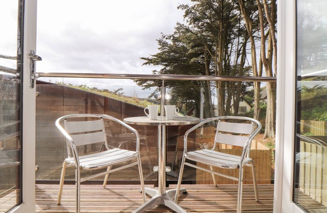 11 TOWAN VALLEY, pet friendly, country holiday cottage in Porthtowan