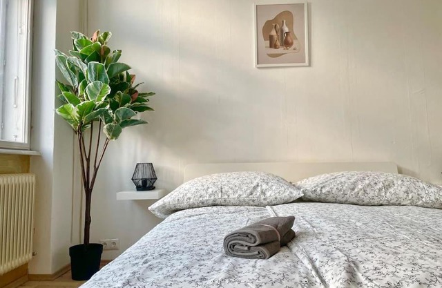 110 m2 Sunny & Central Long Term Apartment - Free Parking