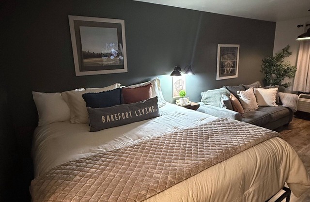 113 -The Sandlot- King Suite & Silver Dollar City Gem!