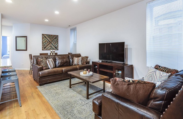 1147 bldg - Lincoln Park: Walk to Wrigley, the Lincoln Park and Beach!