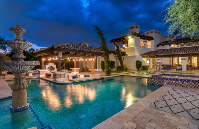 11BR Paradise Valley Resort | Sleeps 30 | Heated Pool, Swim-Up Bar, Casita!