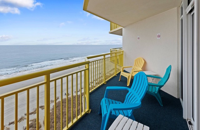 11th-floor oceanfront condo with hot tub, pool, & central AC