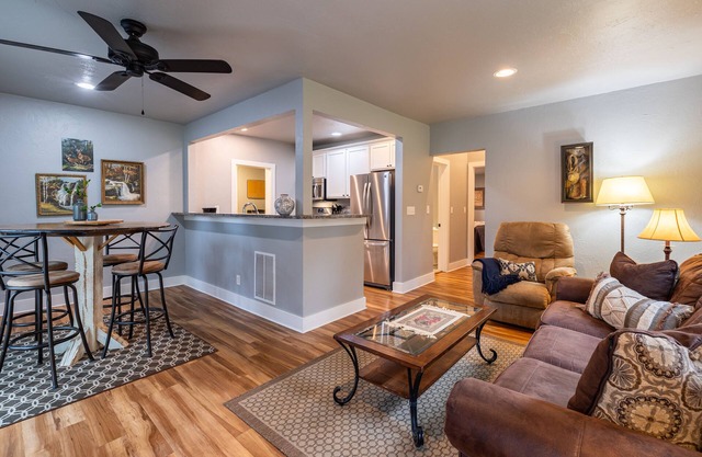 11th Street Cottage- Private deck just blocks from downtown Cody, WY