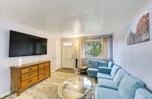 12 Mi to Dtwn: Pittsburgh Home w/In-Unit Laundry!