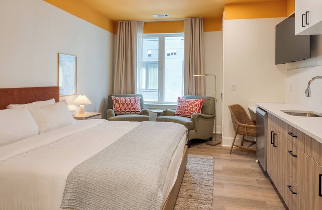 12 South Stay w/Rooftop | Deluxe Queen at Gilmore