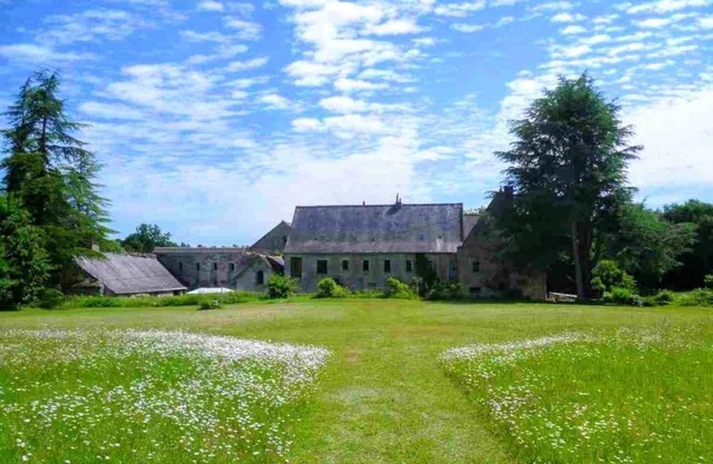 12th-century abbey, private heated swimming pool. Events welcome.
