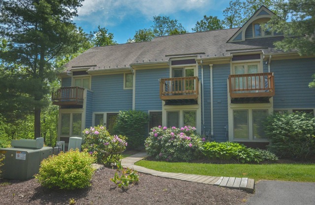 13 Lakeview Court | Pet Friendly & Great Views!