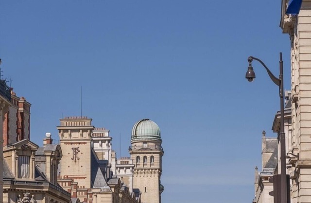 130m2 Le Latin-St Jacques: Where Parisian Style Meets Generous Space