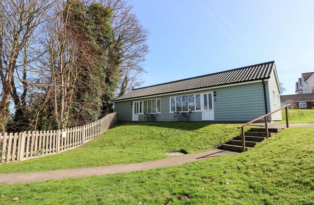14 THE DELL, pet friendly, character holiday cottage in Mundesley