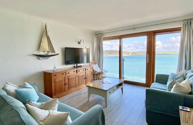 14 The Old Boatyard -with parking and Incredible Estuary Views