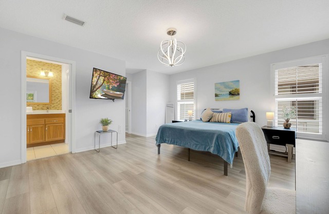 1413- Arenas 1 Mile, Entertaining Kitchen, Fenced Yard, Pets OK, Sleeps 10