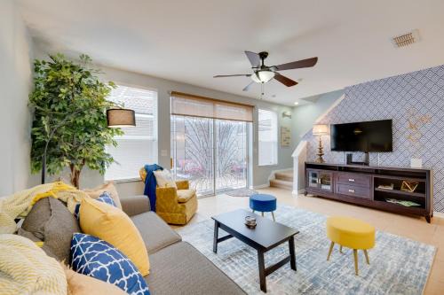 15 Mi to Disney Kissimmee Townhome with Patio