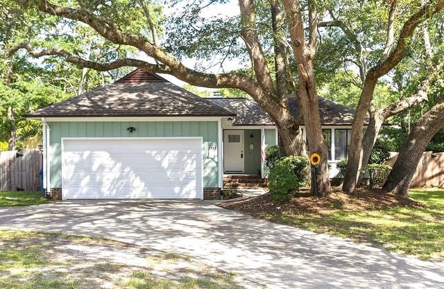 15 min from Wrightsville Beach. Remodeled 3 bed in quiet neighborhood