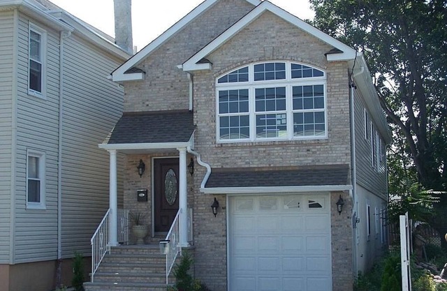 15 mins away from NYC & American Dream Mall. 3 BR -2 Baths. Free Washer & Dryer