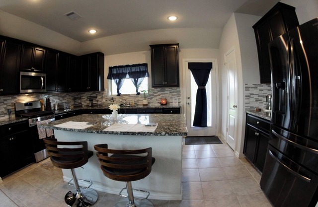 15 Minutes from IAH! Calming 2 story home with lakeview