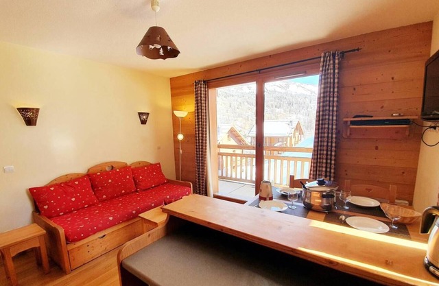 150m from ski slopes, 4th floor, swimming pool, balcony, parking, tv, ski locker, 32m², Vars