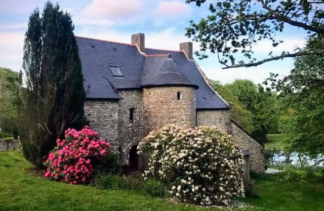 15th century Breton manor house - 4 bedrooms - 3 bathrooms - Wifi - sleeps 8
