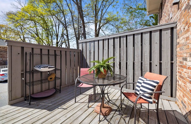 16+ day, Quiet 2/1.5 condo 5 min from NE Georgia Med Center & Gainesville Square